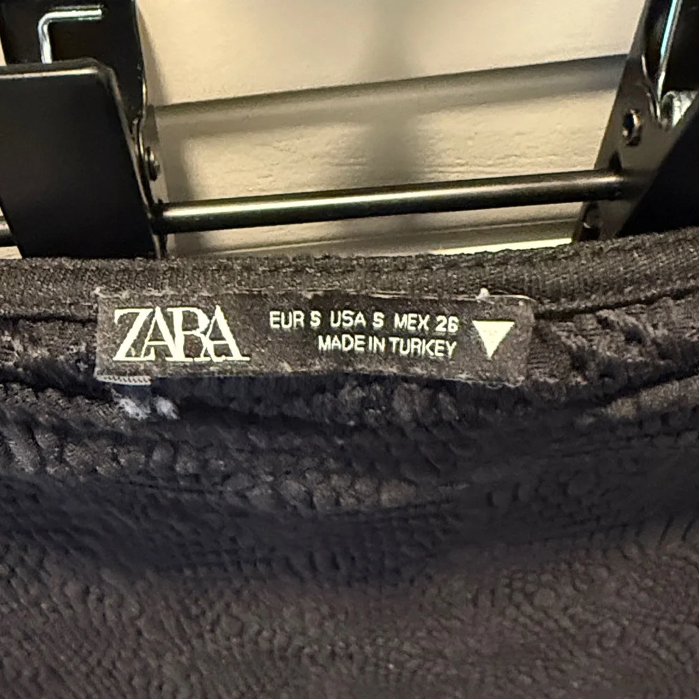 Zara Black Long-Sleeve Textured Crop Top